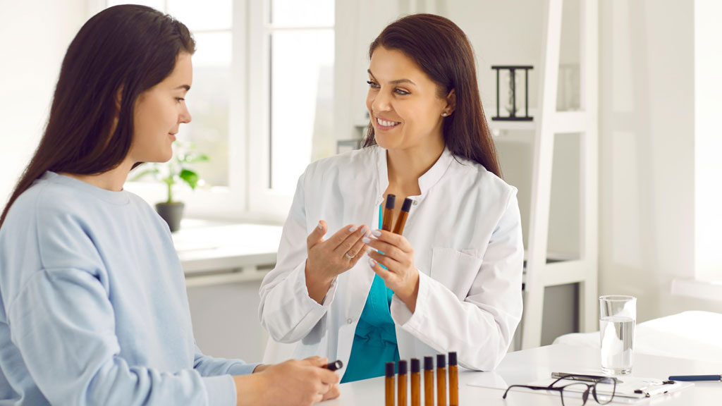 Consultation naturopathie entre praticienne et cliente pour accompagnement fleurs de Bach