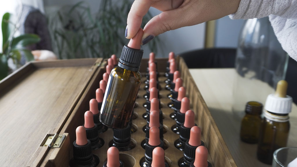 Flacons d'élixirs floraux de Bach sur étagère en bois naturel